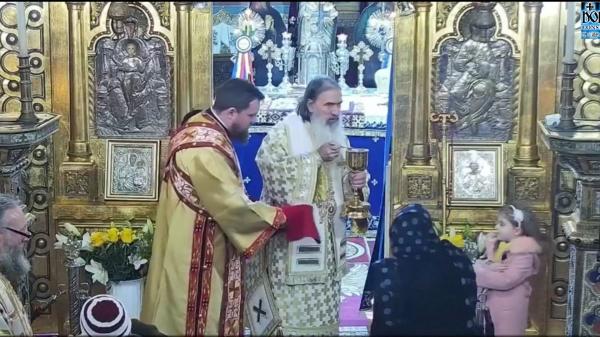 IPS Teodosie, greu de carantinat. A mers printre credincioşi să îi pupe mâinile, deşi trebuia să stea în izolare
