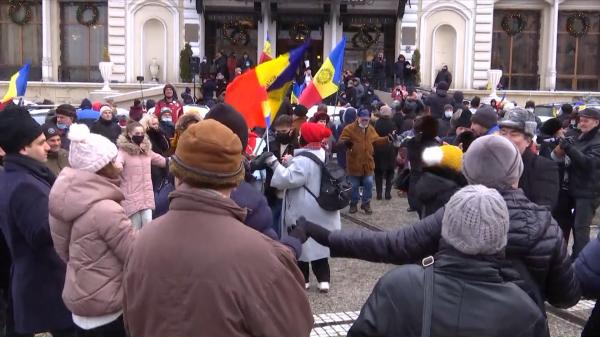 Ieşenii au încins hora, deşi autorităţile au anulat evenimentele de Ziua Unirii. Muzicienii au cântat de pe scara unui hotel