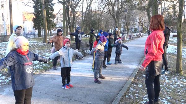 În ciuda frigului, o tânără din Deva i-a convins pe părinți și copii să facă mișcare afară