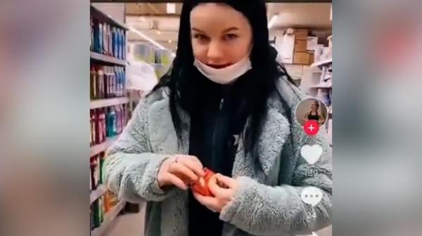 Reacţia Auchan în cazul tinerei filmate când înţeapă mai multe prezervative apoi le pune la loc pe raft, într-un supermarket