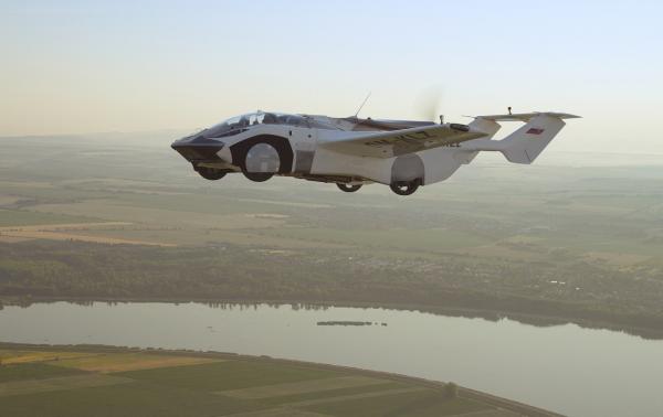 Mașina care nu rămâne niciodată blocată în trafic: costă 2 milioane euro și devine avion în 2 minute