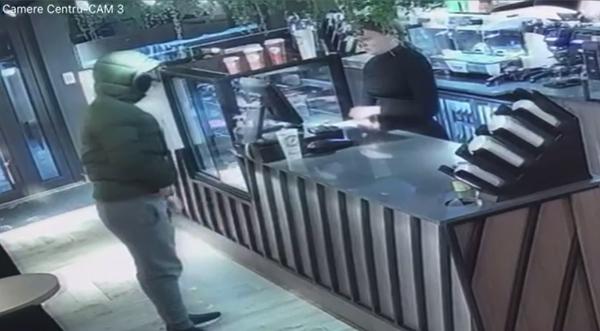 "A fost ceva groaznic". Pistolarul din Suceava a fost prins și dus în arest. Filmul jafului din cafenea