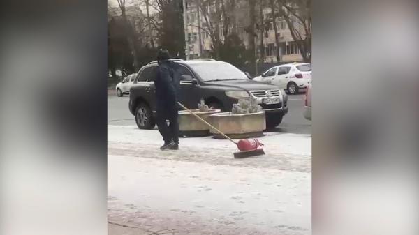 Românii, campionii improvizaţiilor. Un gălăţean a inventat un dispozitiv de deszăperire folosind o mătură şi un extinctor