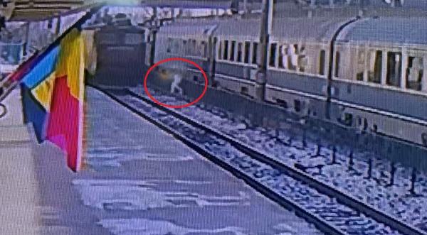 Momentul în care o fată de 13 ani este călcată de locomotivă, în gara Bacău. Copila sărise un gard și voia să ajungă pe peron