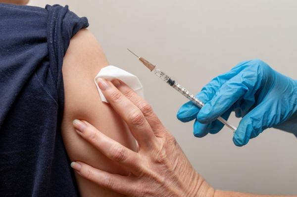 Părinţii nu se înghesuie să-şi programeze copiii la vaccinare. Angajatorii le oferă chiar o zi liberă pentru a merge cu cei mici la imunizare