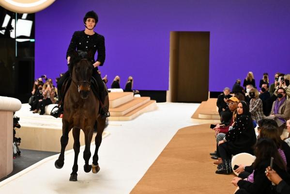 Chanel, prezentare de modă extravagantă. Show-ul de la Paris a fost deschis de un cal