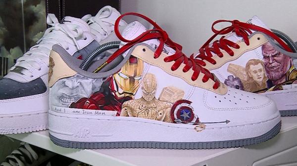 O tânără din Mureş a lăsat tablourile deoparte şi s-a apucat să picteze pe tenişi. O pereche costă până la 2500 de lire