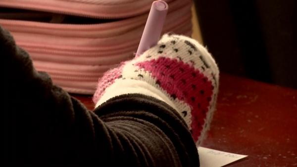 Situaţie revoltătoare la o şcoală din Constanţa: elevii îngheaţă în clase după ce firma care a modernizat sistemul de termoficare ar fi intrat în insolvenţă