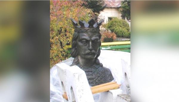 Bustul lui Ştefan cel Mare a fost furat din magazia primăriei, fostă unitate militară: "Domnu' nu mai este!". Statuia a zăcut uitată aproape două decenii