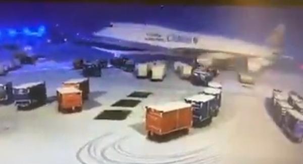 Momentul în care un uriaş avion cargo spulberă cărucioarele pentru bagaje, pe aeroportul din Chicago