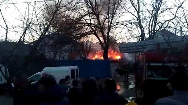Incendiu la o casă din Galați, din cauza unui horn încins. Pompierii au intervenit cu cinci autospeciale