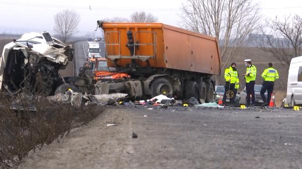 Şoseaua pe care s-a produs accidentul cu 7 victime, adevărat "drum al morţii": 46 de cruci pe o distanţă de 40 de kilometri