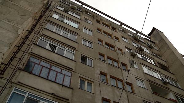 Bloc-simbol din Ploieşti, demolat pentru că aşa au votat cetăţenii. Locatarii nu vor însă să plece din apartamente