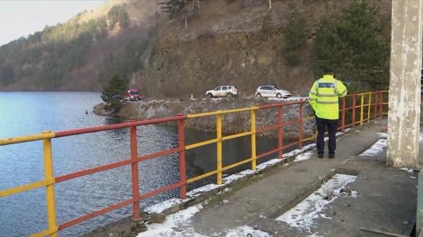 Două persoane găsite decedate, după ce o maşină a plonjat într-un lac de acumulare din Cluj
