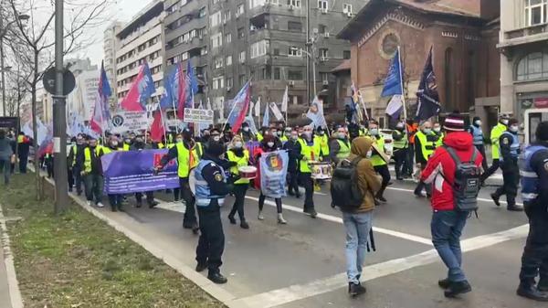 Protestul poliţiştilor, supravegheat de jandarmi. S-a depăşit numărul total de participanţi: oamenii legii vor salarii mărite