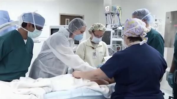 Şansa la viaţă a unui băieţel cu inima bolnavă, refuzată de spitale din 3 ţări. Motivul: părinţii nu sunt vaccinaţi anti-COVID