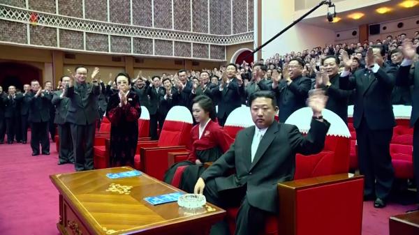 Apariţie rară. Soţia lui Kim Jong Un a fost văzută în public pentru prima dată după 5 luni: întâmpinare cu lacrimi şi ropote de aplauze