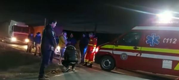 Bucătăreasa unei cantine sociale, spulberată pe un drum din Vaslui. Femeia a fost lovită în plin și aruncată pe capota mașinii