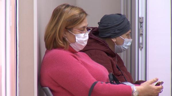 Cei ce au grijă de bolnavii de cancer ar putea beneficia de concediu medical plătit şi consult psihologic