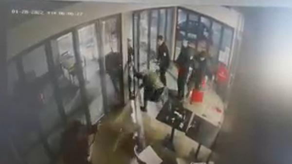 Bătaie într-o benzinărie din Craiova, după ce doi bărbaţi au sunat la firma de pază ca să facă o glumă