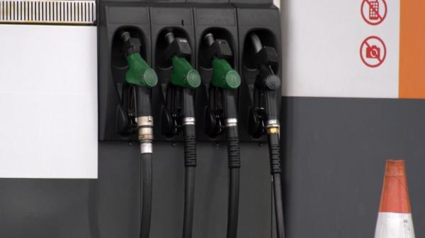 Benzina a depăşit pragul de 7 lei pe litru la unele staţii. Sfatul specialiştilor pentru cei care vor să alimenteze mai ieftin