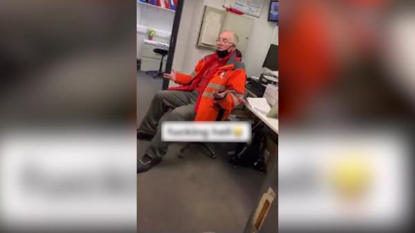 Poştaş din Londra, drogat fără să ştie după ce a mâncat prăjituri dintr-un colet nerevendicat. Ingredientul principal: canabisul