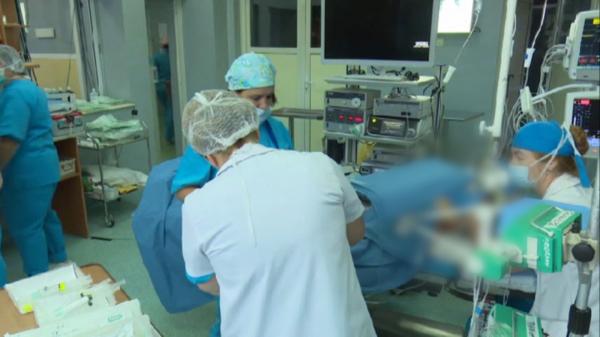 Un adolescent are din nou șansa la viață normală, după ce a primit un rinichi de la tatăl său. Procedura a durat 9 ore