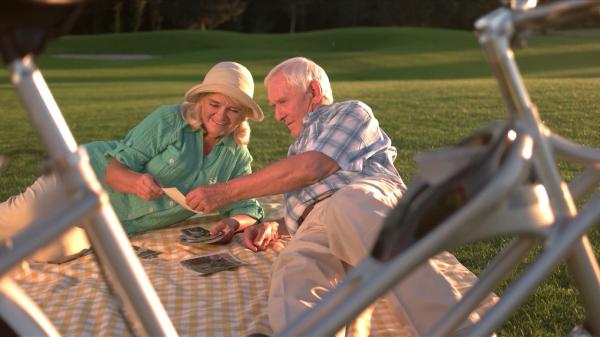 Specialiști din mai multe domenii consideră că îmbătrânirea poate fi încetinită și chiar reversibilă. Cum putem controla modul în care îmbătrânim