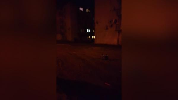 Un tânăr de 19 ani şi-a aruncat iubita pe geam, de la etajul al treilea al unui bloc din Călan. Înainte, cei doi se certaseră