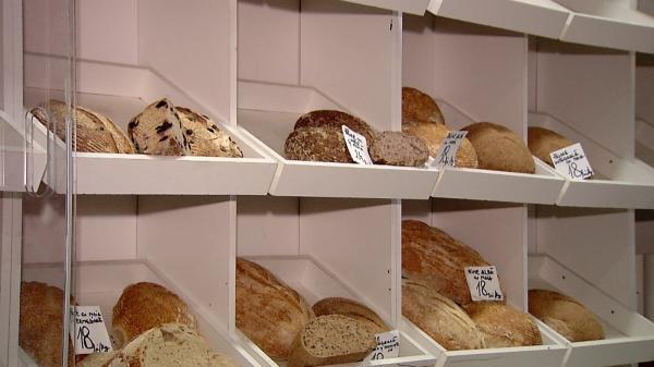 Cât a ajuns să coste pâinea după explozia tarifelor la gaze şi energie. Oficialii dau vina pe comercianţi