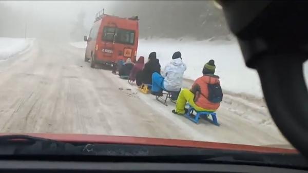 Bărbatul filmat trăgând şase sănii cu copii şi adolescenţi cu microbuzul va fi sancţionat pentru "nerespectarea remorcării". Ce amendă riscă