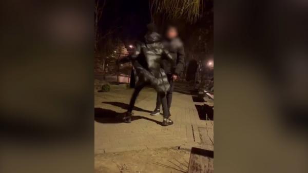 Un adolescent de 14 ani a fost bătut şi lăsat inconştient într-un parc din Piteşti de un băiat de aceeaşi vârstă cu el