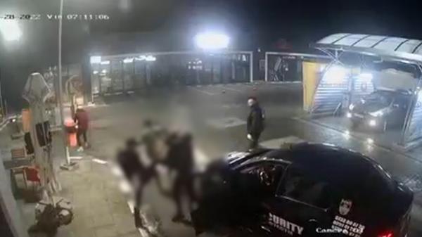 Noi imagini de la bătaia dintr-o benzinărie din Craiova, unde doi bărbaţi au fost snopiţi în bătaie de agenţii firmei de pază