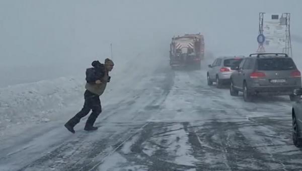 Șofer aproape să fie luat pe sus de rafale care lovesc cu peste 140 km/oră, pe Transalpina. Vântul puternic a lovit cu forţa unui uragan