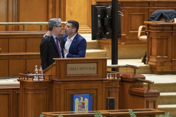 Cum vor să îl pedepsească politicienii pe George Simion după ce l-a agresat pe ministrul Virgil Popescu în Parlament