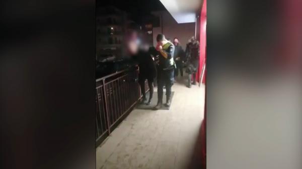"M-a agresat cu spray!" O femeie din Floreşti a băut şampanie direct de pe raftul din magazin fără să o achite. Clienta recalcitrantă a fost încătuşată