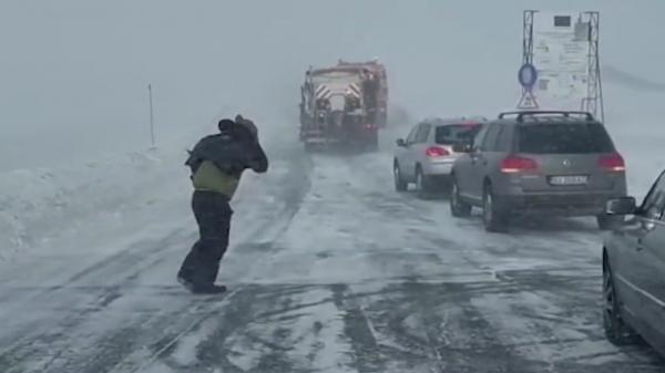 Vremea rea face prăpăd la munte. Vânt cu putere de uragan şi misiuni de salvare contracronometru