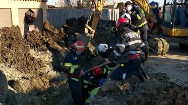 Tragedie în Piteşti. Un bărbat care lucra la reţeaua de canalizare a murit după ce a fost prins sub un mal de pământ care s-a prăbuşit