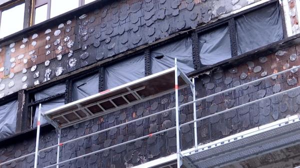 Locatarii blocului care a ars în Constanța își strigă disperarea. Ne se pot întoarce nici acum la casele lor și se tem că hoţii le vor fura bunurile