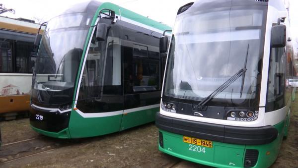 Trei tramvaie noi stau blocate de luni de zile în depou din cauza birocraţiei. Între timp, ieşenii se înghesuie în garnituri vechi de zeci de ani