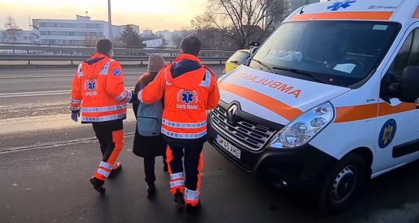 O fată de 15 ani a amenințat că se aruncă de pe podul Decebal, în Satu Mare. Adolescenta a fost preluată de ambulanță