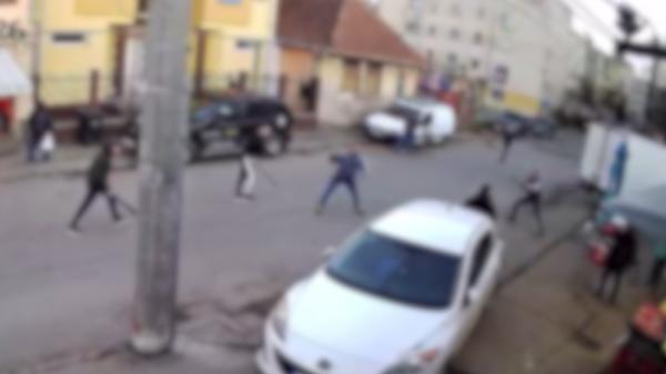 "Au dat în cap şi au fugit". Locuitorii din Lugoj, terorizaţi de bătăile dintre clanuri. Oraşul a devenit scenă de război