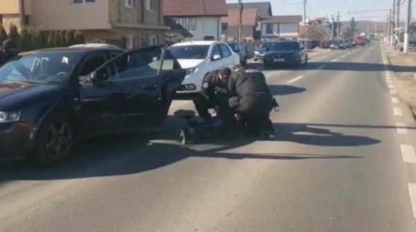 Interlopul din Târgu Jiu care și-a tăiat copilul cu cuțitul a fost prins. Imagini cu momentul în care este pus la pământ de mascați