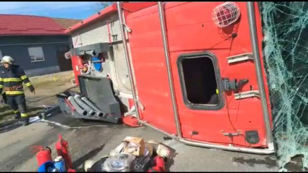 Trei pompieri au ajuns de urgenţă la spital. S-au răsturnat cu autospeciala, încercând să evite o maşină