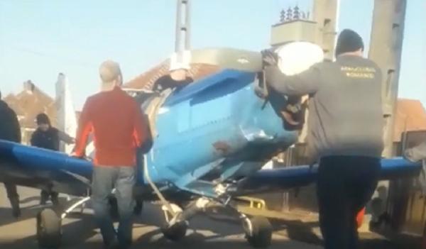 "Pe deal în jos, or venit cu el pe roţi, frumos" Avionul care a aterizat forțat lângă Sântandrei, tras pe uliță de săteni