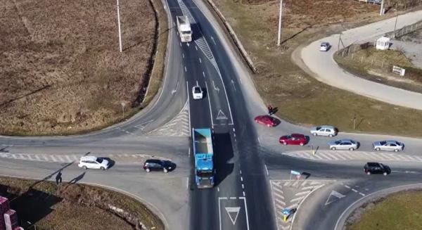 Proiect inedit în Lugoj. Edilii şi-au donat indemnizaţiile şi au strâns bani pentru a ridica  un sens giratoriu într-o zonă în care au loc multe accidente