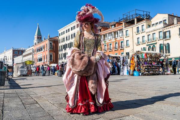 Carnavalul de la Veneţia a adus magia în nordul Italiei. Petrecerea continuă şi zilele următoare