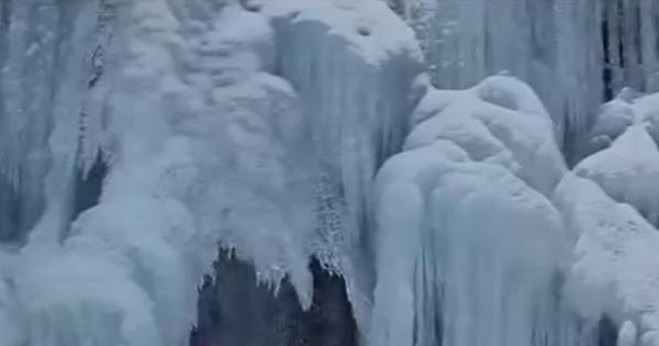 Cascada Valea Mării, regatul de gheaţă din Munţii Retezat