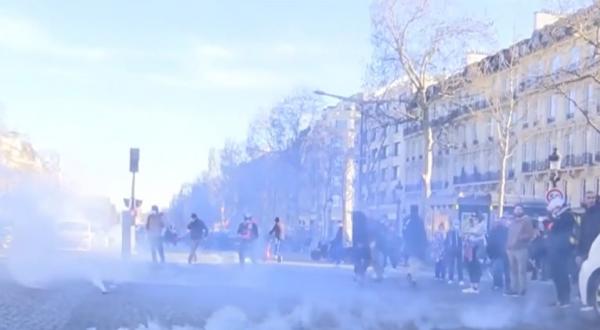 Proteste violente la Convoiul Libertăţii din Paris. Poliţiştii au folosit gaze lacrimogene şi au reţinut 54 de persoane