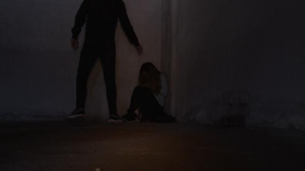 O adolescentă de 15 ani din Iaşi, abuzată sexual de profesorul de desen. Bărbatul a îmbătat-o şi i-a dat droguri, după care a profitat de ea